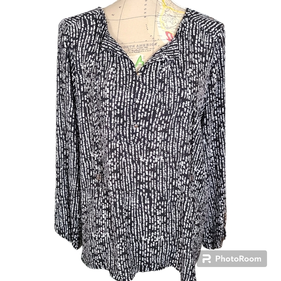 Apt 9 Womens Size X-Large  White Abstract V-Neck  Silver Accent Blouse EUC - Picture 1 of 10